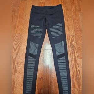 ALO Yoga Black Jeggings with Modern Design